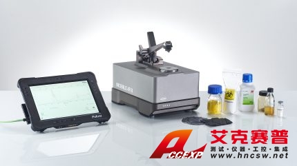 便攜式FT-IR光譜儀周圍有不同的測試樣品，平板筆記本顯示優秀的FT-IR測量結果